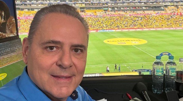 Luís Roberto, principal narrador da TV Globo, em cabine de transmissão