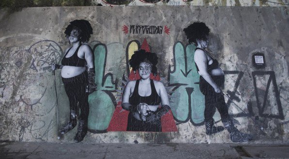 "Perseguidas": exposição fotográfica pelas ruas do Recife mostra mulheres vestidas para repelir a violência contra elas