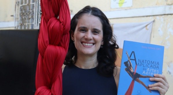 Livro sobre anatomia aplicada às artes circenses ganha versão brasileira lançada por artista pernambucana