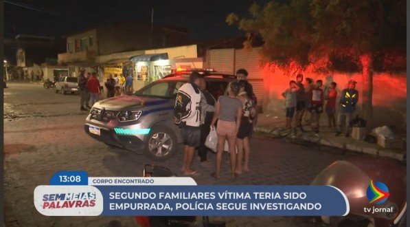 Imagem de viatura da poícia em ocorrência de corpo encontrado em calçada, em Caruaru