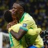 Vinícius Júnior em comemoração de gol da Seleção Brasileiro junto com Matheus Cunha