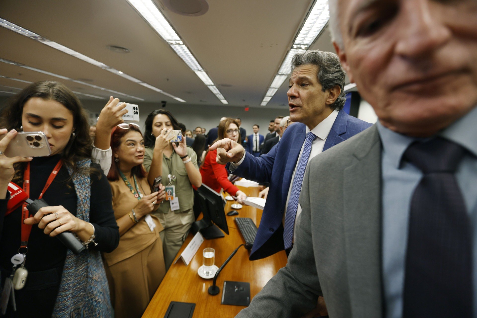 A "demissão silenciosa" de Haddad que sobrou para Gleisi Hoffmann
