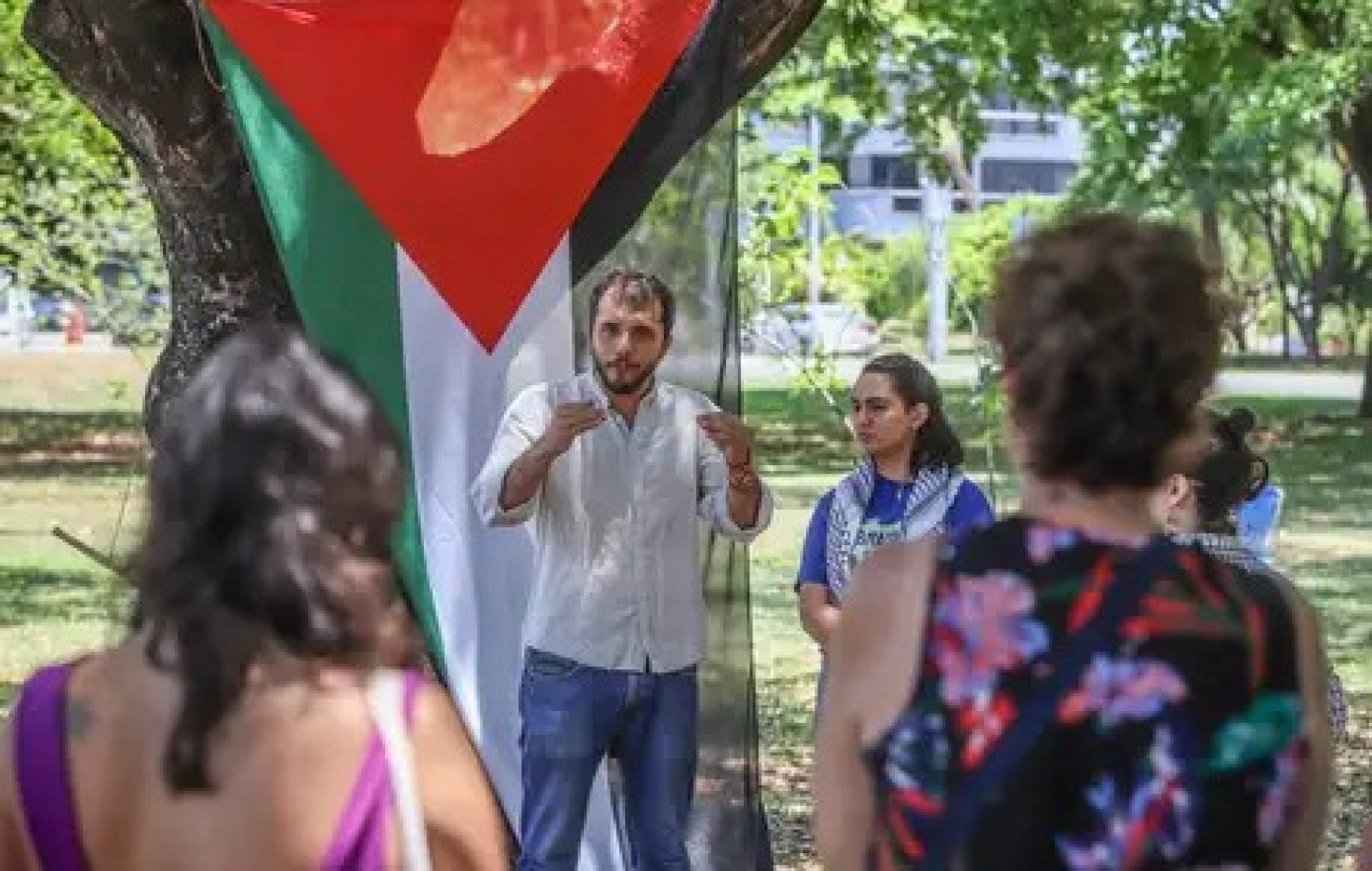 Ativista brasileiro Thiago Ávila vai para solitária em prisão de Israel