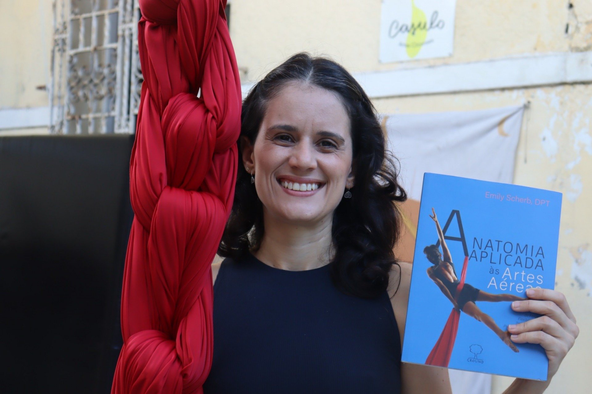 Livro sobre anatomia aplicada às artes circenses ganha versão brasileira lançada por artista pernambucana