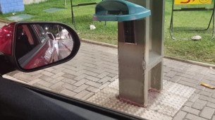 Lixeiras vandalizadas no Recife
