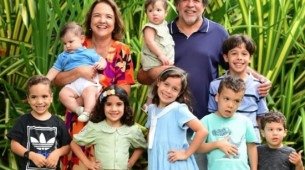 Marquinhos e a esposa, Carla, ao lado dos netos