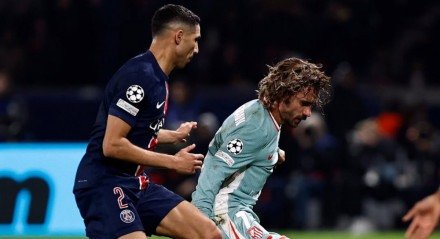 Hakimi em disputa de bola com Griezmann em jogo da Champions