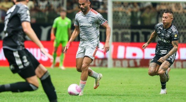 Pressionado e irregular, o Colorado enfrenta o embalado Galo fora de casa em busca de fôlego na competição