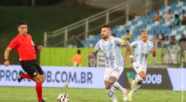 O atleta Rossi, do Paysandu, com a bola.