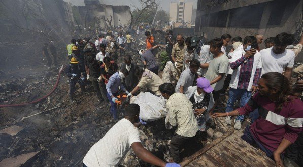 Queda de avião na Índia deixa mais de 200 mortos, dizem autoridades indianas