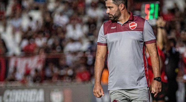 Treinador comandou o Vila Nova em 33 partidas e conquistou o Campeonato Estadual em 2025