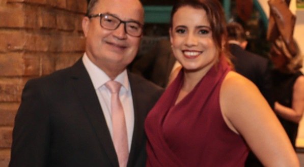 Magno Martins e Nayla Valença, que se casam hoje, em Arcoverde
