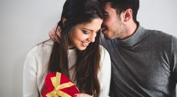 Descubra o presente ideal de Dia dos Namorados para cada signo, segundo o Tarô