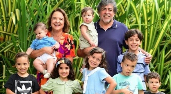 Marquinhos e a esposa, Carla, ao lado dos netos