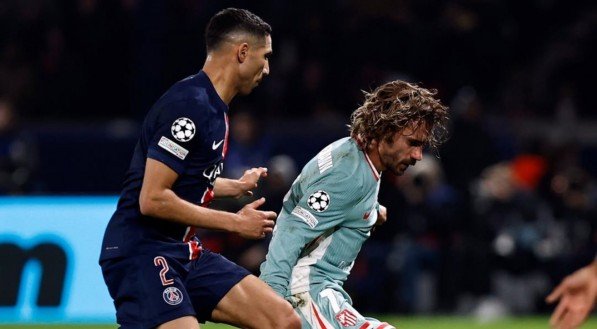Hakimi em disputa de bola com Griezmann em jogo da Champions