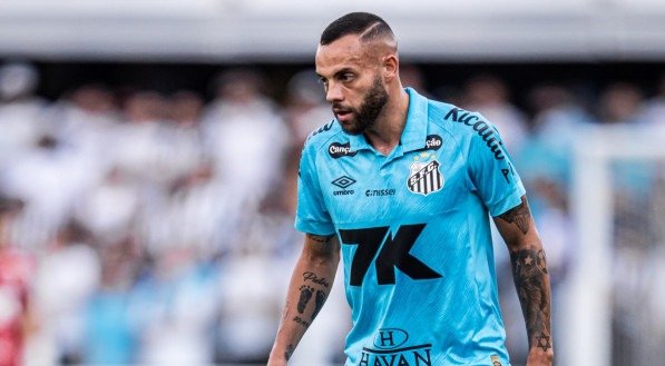 Guilherme, atacante, concentrado em jogo do Santos