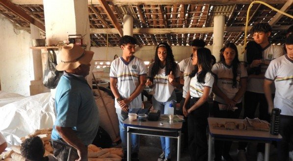 O projeto realizado pelos estudantes de Pernambuco consiste em coletar cascas de fruta-pinha na comunidade quilombola do Brejo de Dentro