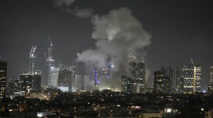 Fumaça sobe após ataque com mísseis em Tel Aviv, Israel, sexta-feira, 13 de junho de 2025