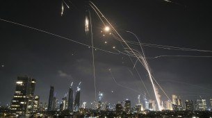 O sistema de defesa aérea israelense Iron Dome dispara para interceptar mísseis sobre Tel Aviv, Israel, sexta-feira, 13 de junho de 2025
