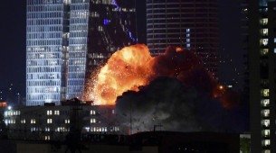 Uma explosão é vista durante um ataque de míssil em Tel Aviv, Israel, sexta-feira, 13 de junho de 2025
