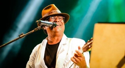Cantor e músico Maciel Melo em show