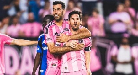Messi abraçado por Busquets após gol pelo Inter Miami