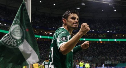 Raphael Veiga com punho fechado celebrando gol pelo Palmeiras