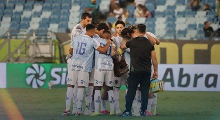 Jogadores do Paysandu reunidos antes de jogo pela Série B