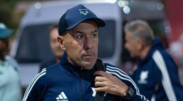 Jardim critica gramado do Barradão e enaltece entrega do elenco celeste: “Deram tudo em campo”