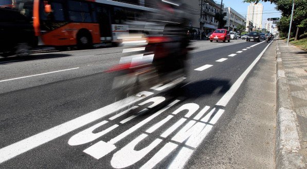 Transporte por moto: quedas e colisões com ocupantes de motocicletas forçam o Brasil a agir