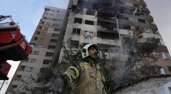 Estragos em um prédio de apartamentos atingido por ataques em Teerã, a capital do Irã, no norte do país, na madrugada desta sexta-feira, 13 de junho de 2025