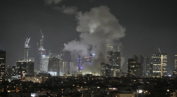 Ataque iraniano fecha parcialmente refinaria de petróleo de Haifa