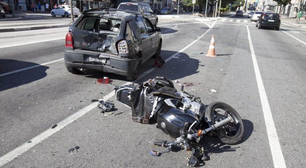 Transporte por moto: Saúde pública do Brasil à beira do colapso com os ocupantes das motocicletas, agora também mulheres