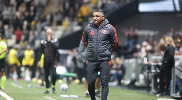 Após a derrota do Internacional para o Atlético Mineiro, por 2 a 0, na noite de quinta-feira (12), o técnico Roger Machado deu coletiva após a partida e comentou sobre o peso de estar em três competições, o jogo contra o Atlético Mineiro e a entrada do time no Z4 do Brasileirão. Sobre o peso [&amp;#8230;]