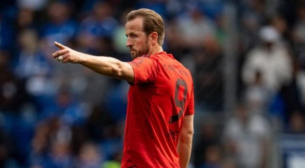 Imagem de Harry Kane, atacante do Bayern, apontando para alguém