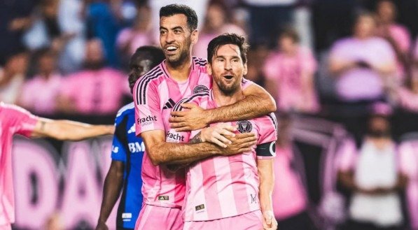 Messi abraçado por Busquets após gol pelo Inter Miami