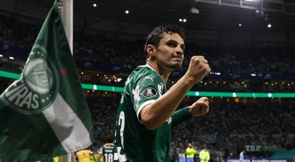 Raphael Veiga com punho fechado celebrando gol pelo Palmeiras