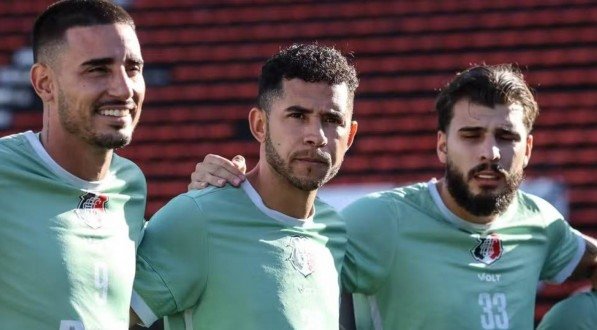 Atacante Renato, entre os companheiros, no treino do Santa Cruz