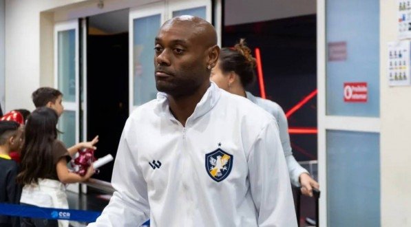 Vagner Love, novo atacante do Retrô