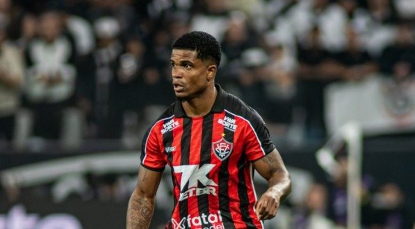 O jogador de 26 anos, que chegou ao Vitória nesta temporada, precisou ser levado ao hospital.