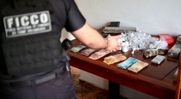 Mulher que coordena ações da facção Comando Vermelho em Pernambuco é presa