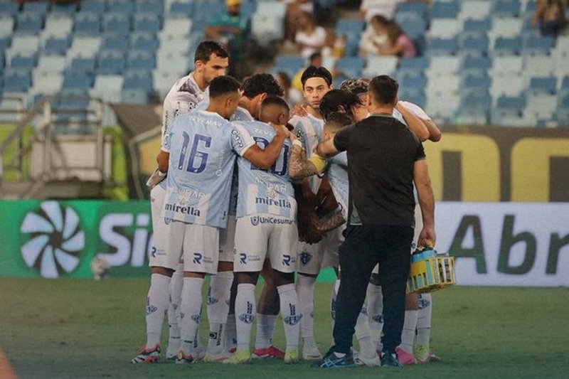 Jogadores do Paysandu reunidos antes de jogo pela Série B