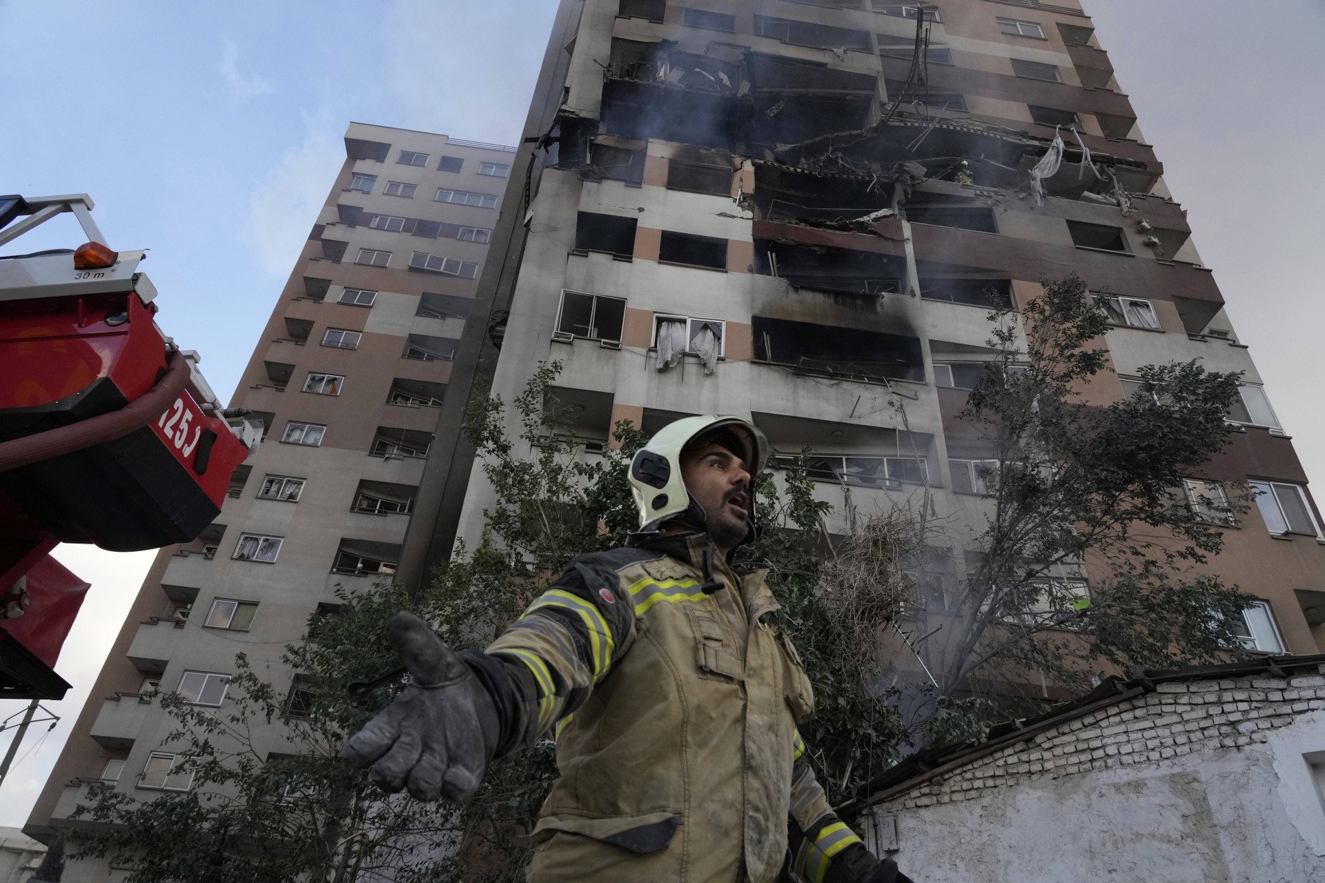 Estragos em um prédio de apartamentos atingido por ataques em Teerã, a capital do Irã, no norte do país, na madrugada desta sexta-feira, 13 de junho de 2025