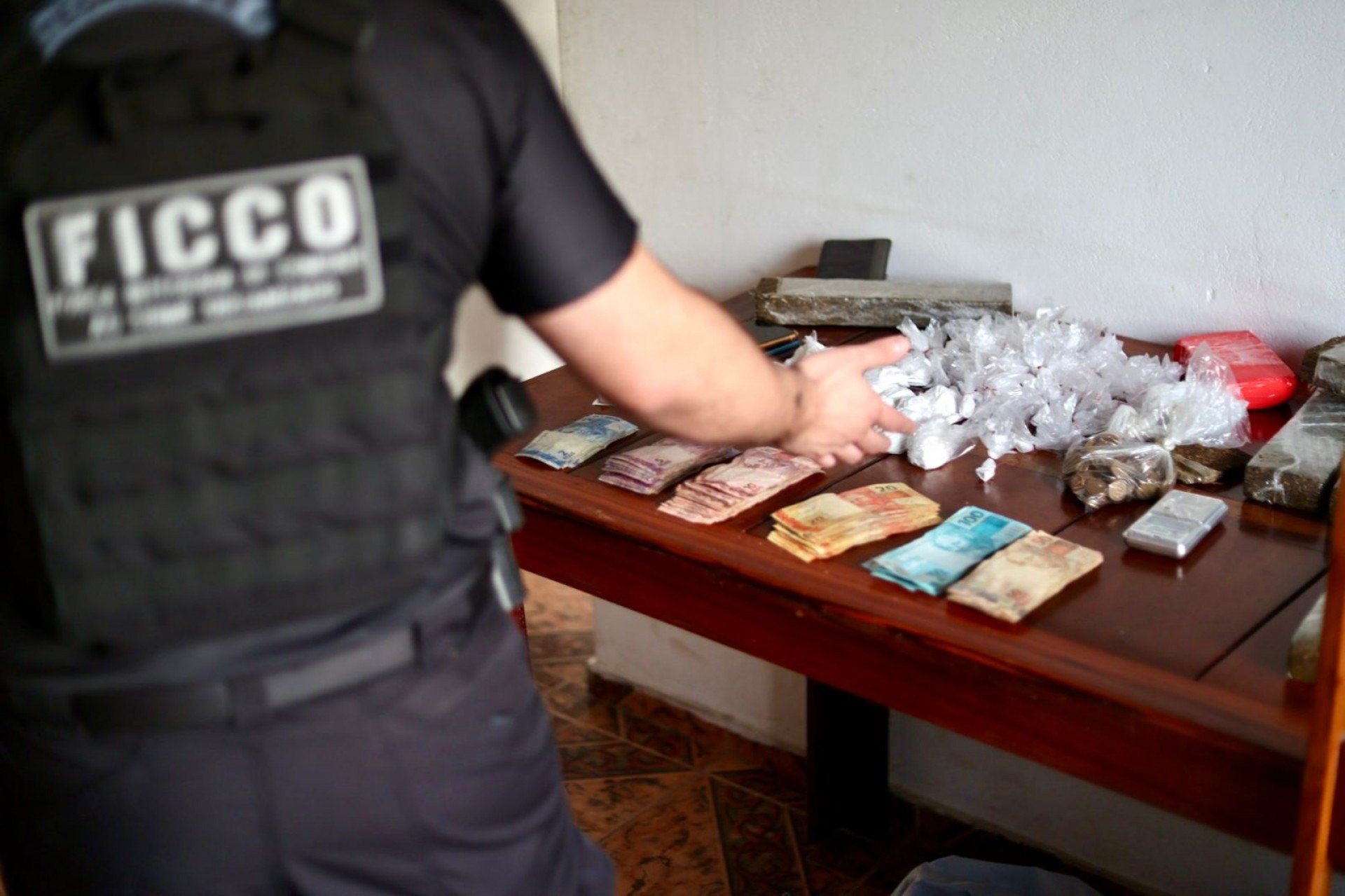 Mulher que coordena ações da facção Comando Vermelho em Pernambuco é presa