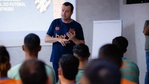 Daniel Paulista, técnico do Sport, em reunião com os jogadores