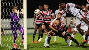 Lance do jogo entre Santa Cruz x Ferroviário pela Série D