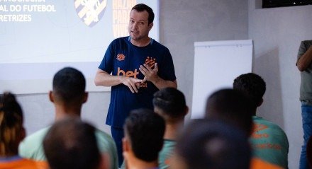 Daniel Paulista, técnico do Sport, em reunião com os jogadores