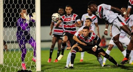 Lance do jogo entre Santa Cruz x Ferroviário pela Série D
