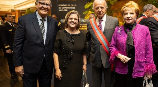 Durante a comemoração do Dia da Marinha, em Brasília, os casais Ronaldo Melo, Teresa Leitão, José Múcio Monteiro e Vera Brennand