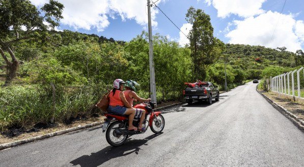 PE-105: Estrada que dá acesso ao São João de Serra Negra recebe obras de melhoramento